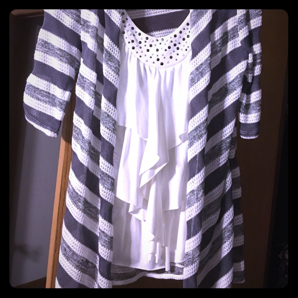 Adorable spring/summer gray striped top